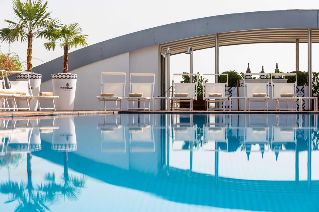 Radisson Blu Es. Hotel, Roma Εξωτερικό φωτογραφία The pool at the top of the hotel
