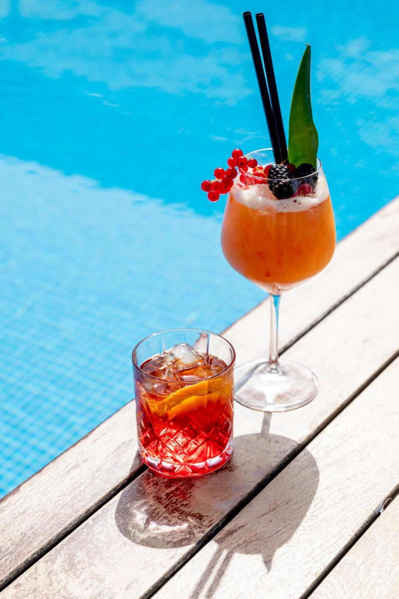 Radisson Blu Es. Hotel, Roma Εξωτερικό φωτογραφία A Bellini (left) and a Negroni (right)