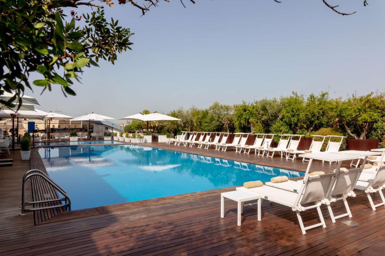 Radisson Blu Es. Hotel, Roma Εξωτερικό φωτογραφία The pool at the hotel