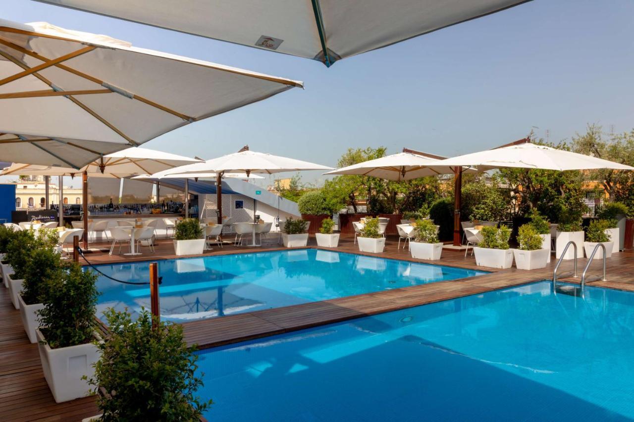 Radisson Blu Es. Hotel, Roma Εξωτερικό φωτογραφία The pool at the hotel